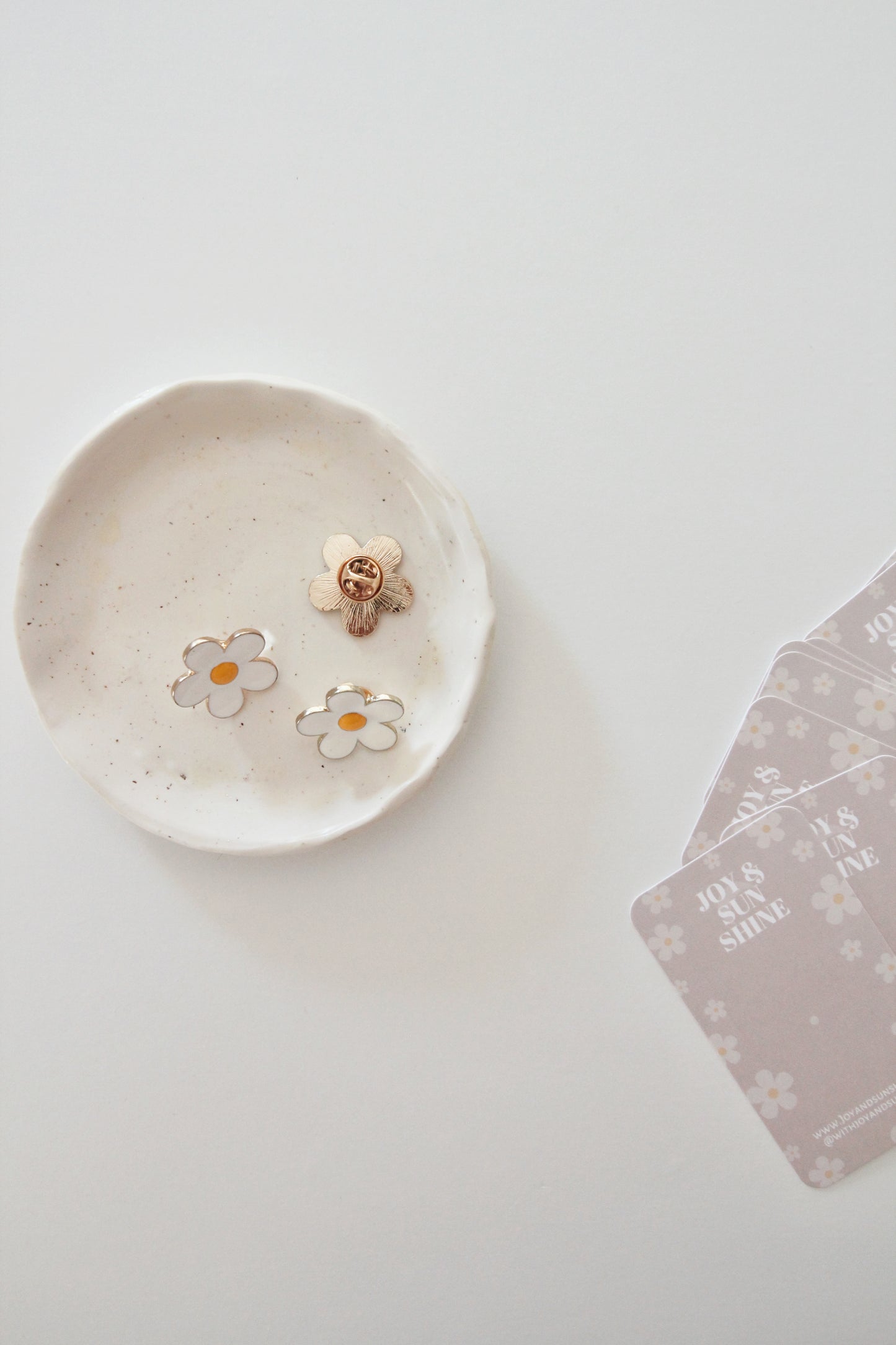 Daisy enamel pin